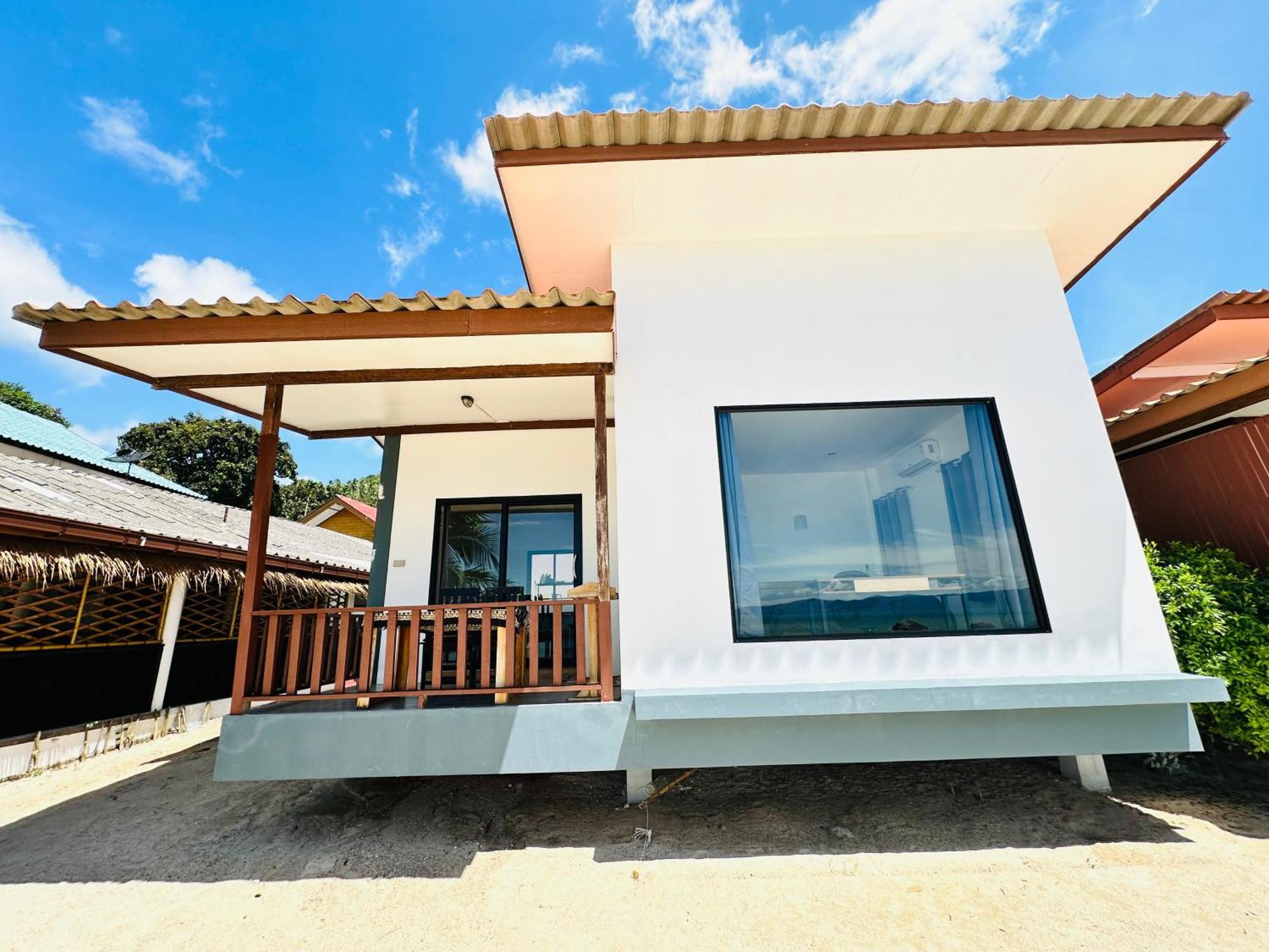 The Scenery Beach Resort Baan Khai Exterior photo